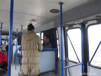 Nelia im Bus nach Houmet Essouk