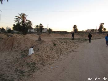 Nelia Sydoriak-Rauch besichtigt ein Baugrundstück auf Djerba