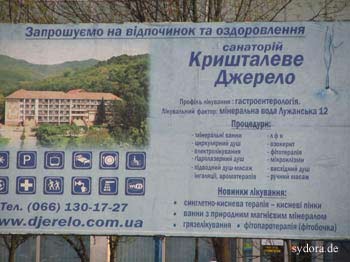 Hinweistafel des Sanatorium Krischtalew Dsherelo gegenüber dme Bahnhof von Swaljawa