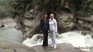 Nelia Sydoriak mit Oksana am Wasserfall in Yaremch